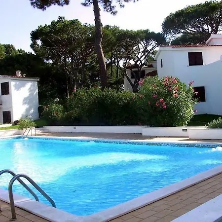House With Beautiful Garden And Swimming Pool Holiday home *
